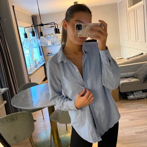 Skjorta GinaTricot EU40 - Skjorta från Gina Tricot i fin ljusblå färg 💙 Storlek: EU40