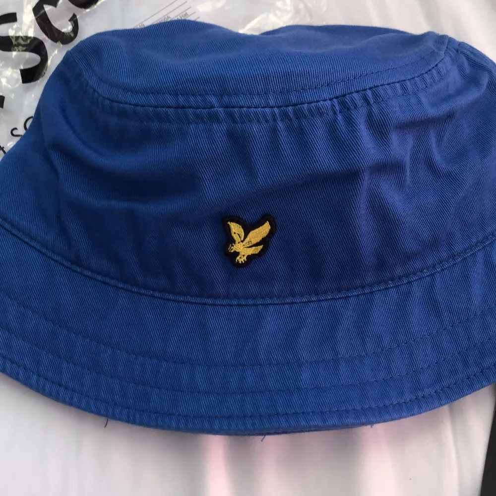 Helt ny och oanvänd bucket hat i märket Lyle & Scott. Nypris 300kr och säljer för 100kr+frakt50kr. Till för män men passar tjej också såklart.. Accessoarer.