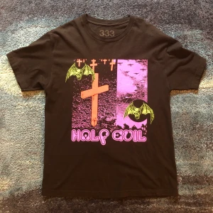 Half Evil T-Shirt (Large) - Säljer en boxig large tshirt från Half Evil i bra skick!