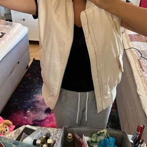 Väst från Gina  - Väst begie från Gina kan diskutera priset köpt för 600 kan sänka priset sen 