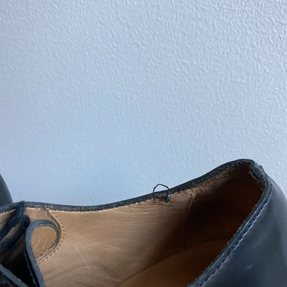 Elegant COS black leather Oxfords. Perfect for workwear. In good condition, hardly worn. One shoe has a small thread that came lose along the edge and another has light scuff marks that are not very visible. . Skor.