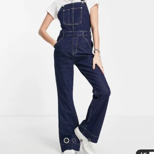 Hängslebyxor - Säljer dessa då jag köpte dem i somras men de har aldrig kommit till användning, nyskick! Nypris är 750kr och priset går att diskutera i DM!  Skitcoola men passar inte riktigt min stil💓