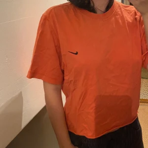 Orange Nike  - Cool tröja ja använt mycket inne men inte på senaste. Den är bra skick. Köpt second hand. Tryck inte på köp nu. Köparen står för frakt 💕