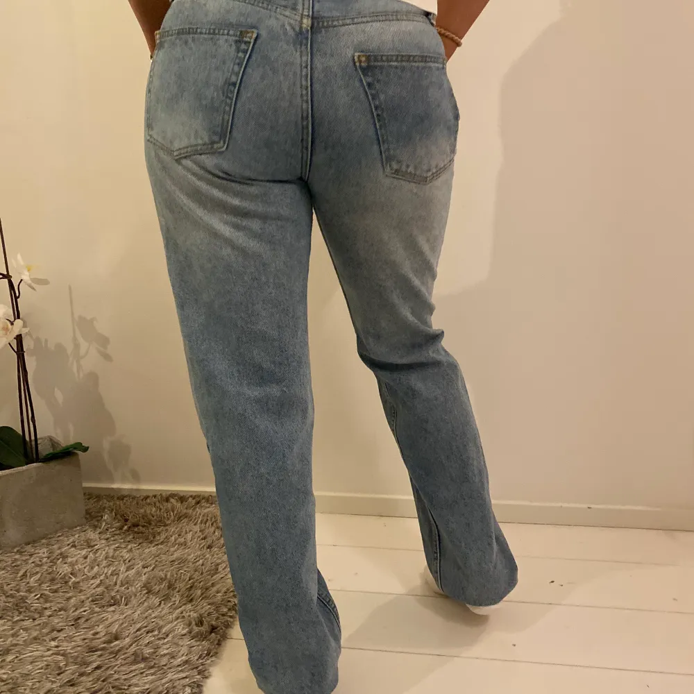 Skitsnygga nästan aldrig använda lågmidjade jeans. Tjejen på bilden är ca 165 men jeansen är lite uppvikta, passar dig som är mellan 165-170 ungefär❤️❤️. Jeans & Byxor.