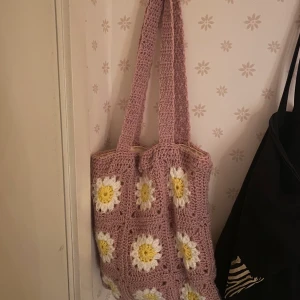 Virkad totebag - Säljer denna väska som jag har köpt på Plick då den inte har kommit till användning tyvärr då den är jätte fin. Säljer den för 275+ frakt. Nypris på väskan var 450kr