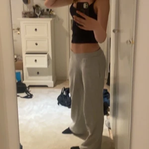 Mjukis från bikbok - Ett par gråa vida mjukisbyxor från bikbok. Skulle säga att dom passar i längden på någon som är 170 typ eller kortare. Dessa är i storlek S. Säljer dom för 40kr plus frakten som är 66kr