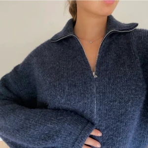 Kofta med dragkedja  - Säljer denna jättefina koftan från Lindex, köpt förra hösten för 400kr (lånade bilder). Har ett litet hål vid ena ärmen (sista bilden) men annars är den i bra skick😊