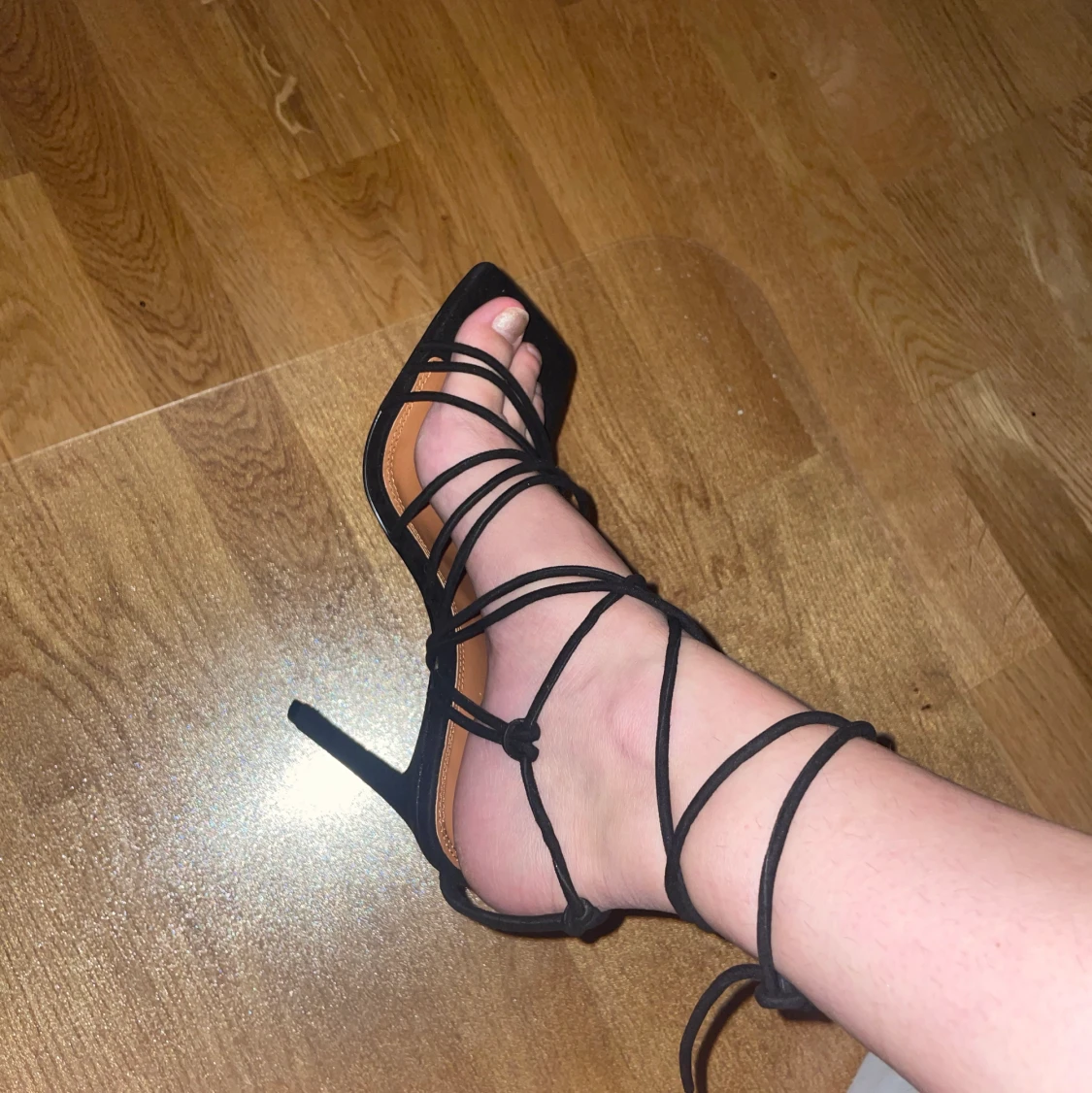 Svarta klackar, knytning runt benet. - 91