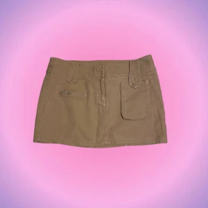 Cargo minikjol - Så cool cargo-minikjol med najs detaljer i bra skick! Dragkedjorna är bara för detalj men de finns en ficka fram som har plats för mobilen<3 Skriv privat om jag ska mäta midjemåttet eller för frågor kring strlk! 💗💗