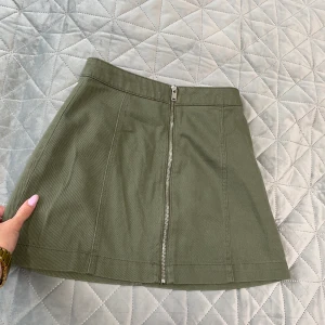 Kjol - Kjol från H&M i storlek 32