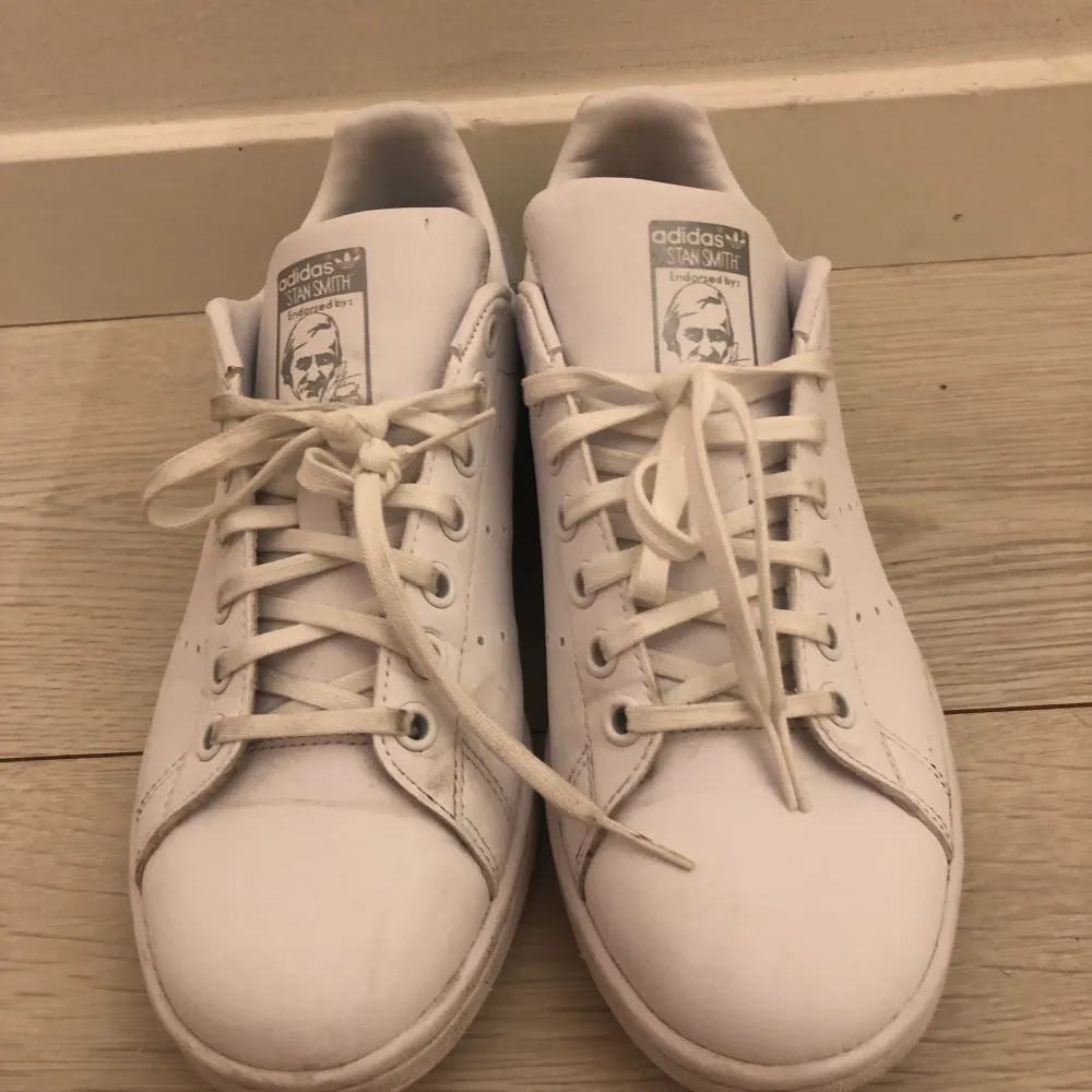 Säljer mina helt nya stan smiths i storlek 38 2/3! Endast använda 3 gånger. Säljes eftersom dom är försmå för mig.. Skor.