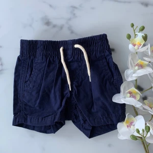 Nya badshorts 0-3 mån baby GAP - Fina nya blå badshorts i strl 0-3 mån från baby GAP, nya/oanvända då vi inte kom iväg på semester. 