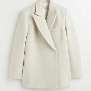 Höstjacka H&M - Extremt snygg höstjacka från H&M i oversize modell! Endast använd enstaka gånger, nyskick! Helt slutsåld på hemsidan. Sista bilden är lånad, kappan är i vit färg. Är flera intresserade blir det budgivning Nypris 1799 kr