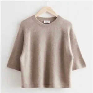 & other stories tröja - Säljer denna super fina t-shirt från other stories då den är lite liten! Sparsamt använd så i väldigt fint skick! Nypris var 750kr! Den säljs inte längre! Samma som första bilden fast grå!💕