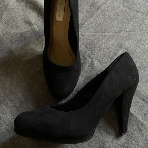 Svarta klackar - Svarta klackar med 9cm klack som har använts ett antal gånger! 
