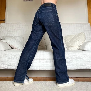 Calvin Klein Jeans - Säljer dessa jeans från Calvin Klein med slits! De är i storlek W34L32 (men passar mig som är 38 väldigt bra)! 89cm midja 80cm innerbenslängd💕Jag på bilderna är 172cm och brukar ha storlek 38❤️