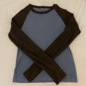Super gullig tröja från Brandy Melville. Säljer den då den inte kommer till användning. Materialet är stretchigt så kan passa mellan XS-M. Köparen står för frakt (63kr).