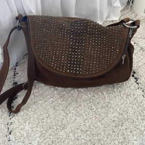 Brun väska - Super cool brun väska med nitar köpt secondhand som inte kommer till användning. Väldigt rymlig och super snygg! ❤️
