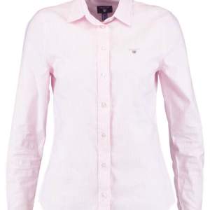 Rosa vit randig skjorta från gant. Den är i mycket fint skick då den knappt är använd. Köparen står för frakten och betalning sker via Swish ☺️