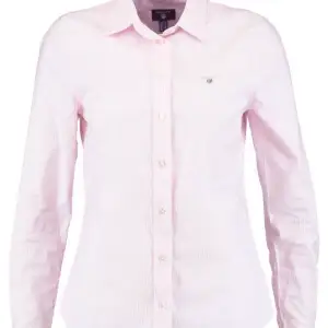 Rosa vit randig skjorta från gant. Den är i mycket fint skick då den knappt är använd. Köparen står för frakten och betalning sker via Swish ☺️