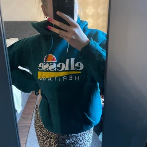 Ellese hoodie - Fin hoodie som även är jätte skön, bra men använt skick