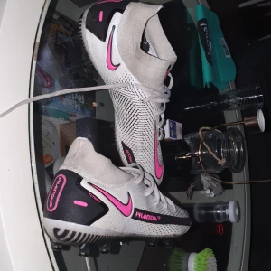Nike phantom gt  - Säljer dom, köptes för 2800kr original pris  Säljer för 1000kr kam släppa dom för 650 vid snabb affär.