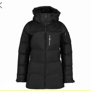 Sail racing jacka - I perfekt skick som ny! Använd antal gånger men har inga skador! Den är inte min stil längre och kommer inte till användning så det är därför jag säljer den. Priset kan diskuteras vid snabb affär. 