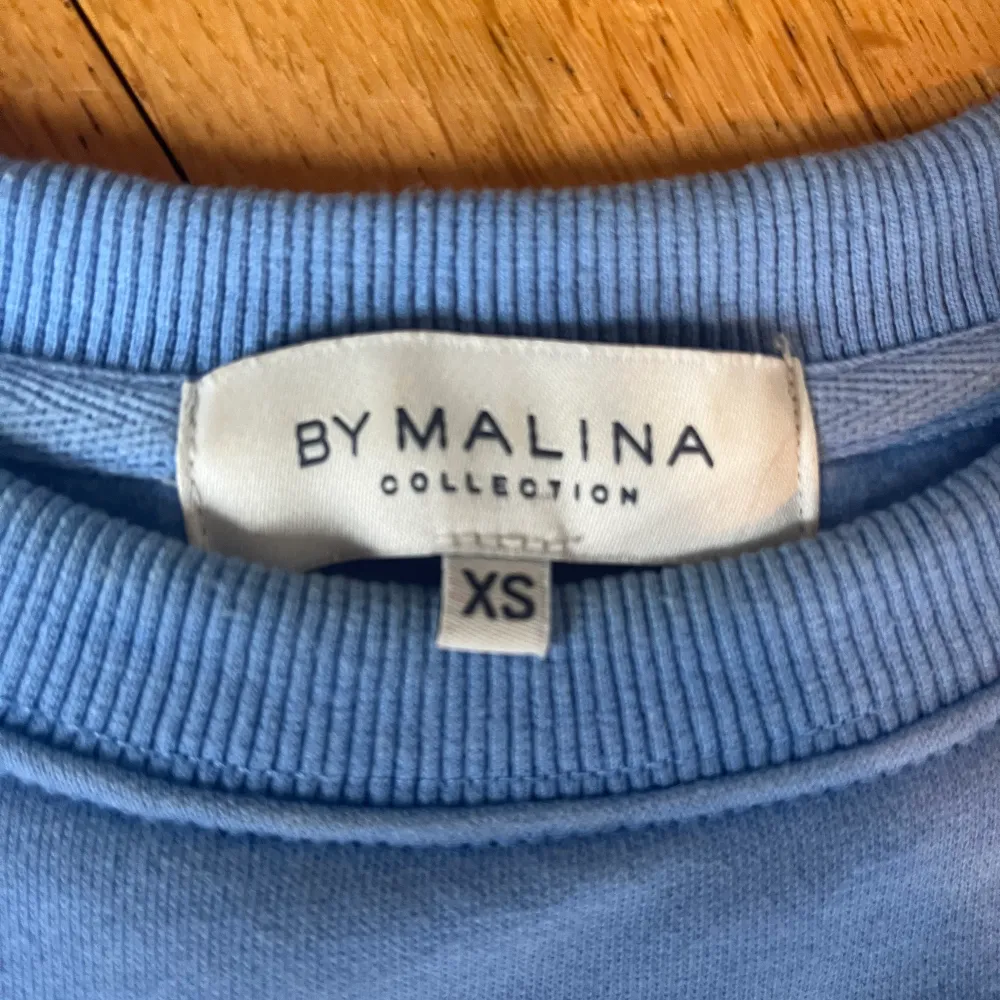 Jag säljer denna superfina klarblåa tröja från By Malina i storlek xs. Denna tröja är superfin med roligt och fint tryck. Tröjan är i fint skick och är använd endast ett fåtal gånger. (Tröjan har däremot några små, omärkbara fläckar på ärmen). . Tröjor & Koftor.