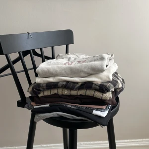 13 plagg i strl M & L, från tröjor till skjortor - 13st plagg med blandade plagg så som skjortor, t-shirts och tjocktröja i M & L för 500kr, vid fler bilder är det bara att skriva