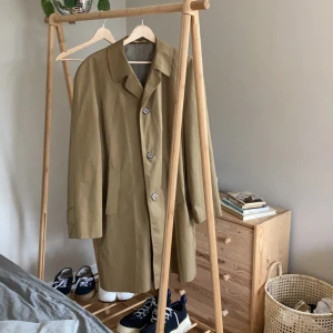 Vintage herr-trench - Köpt på secondhand i Norge men gjord i schweiz, Fint skick. Hittar ingen storlek men sitter snyggt oversize på mig som är 170cm och brukar ha s och tts på min sambo som brukar ha M-L. 