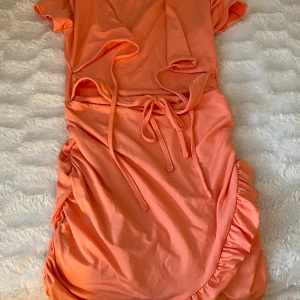 Klänning från shein - Aldrig använt denna klänning! Därför säljer jag! Storlek M , passa mig inte vid brösten tyvärr! Men annars va den ganska fin somrig färg! 