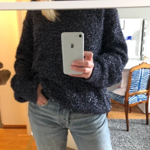 Glittrig stickad tröja  - Säljer min glittriga tröja från HM, köparen står för frakten!🫶💕