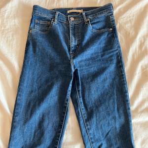 Ljusblåa levis jeans modell mile high super skinny i storlek 26