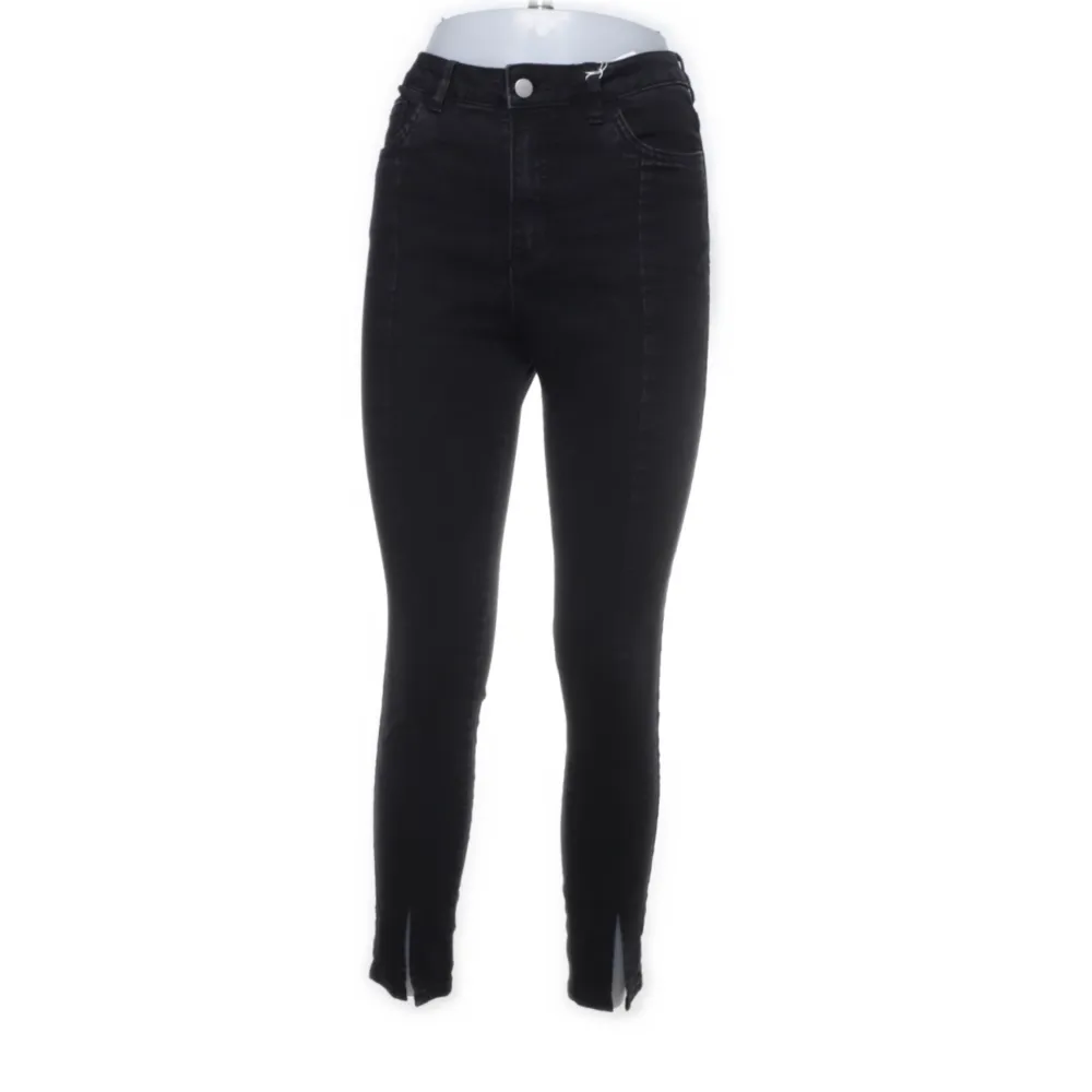 Fina svarta jeans från nakd med en slits där nere på framsidan❤️. Jeans & Byxor.