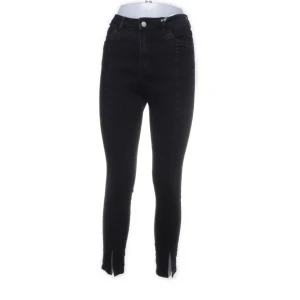 Svarta slits jeans nakd - Fina svarta jeans från nakd med en slits där nere på framsidan❤️