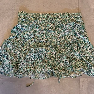 Kjol från Zara  - Säljer en grönmönstrad kjol från Zara i fint skick.
