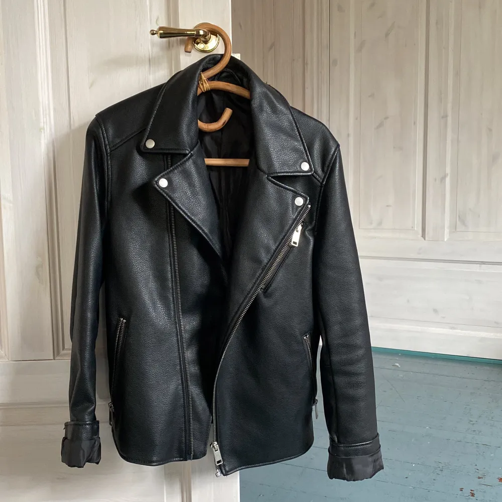 Jättesnygg biker jacket/skinnjacka i fake läder från H&M, knappt använd, kommer inte till användning. Frakt tillkommer. . Jackor.