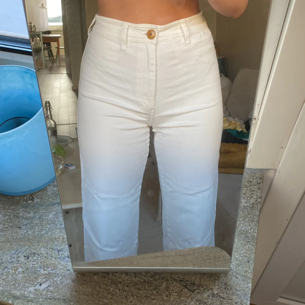 Vita jeans ifrån hm! Saknar storlek men de passar mig som brukar ha 38, innerbenslängden är 70cm. Fint skick och superbekväma! Det är bara att höra av sig vid frågor eller om du är intresserad🌻. Jeans & Byxor.