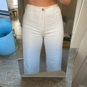 Vita jeans - Vita jeans ifrån hm! Saknar storlek men de passar mig som brukar ha 38, innerbenslängden är 70cm. Fint skick och superbekväma! Det är bara att höra av sig vid frågor eller om du är intresserad🌻
