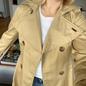 Trench coat - Trenchcoat i fint material (känns rejäl) från hm som passar mig bra som vanligtvis bör s.
