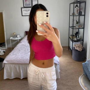 Neonrosa topp från Monki - Neonrosa linne i ribbat tyg från Monki. Passar perfekt till ett par vita byxor. Kan mötas upp eller frakta.