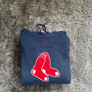 Vintage nike ”Red socks” hoodie - Snygg och ovanlig nike college tröja. Storlek M. I bra skick. Om du har en fråga är det bara att ställa den🙂