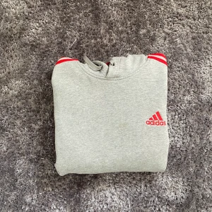 Adidas ”Three stripes” hoodie - Storlek L I använt skick. Lite fläckig, går förmodligen bort i tvätten För mer frågor så kontakta!