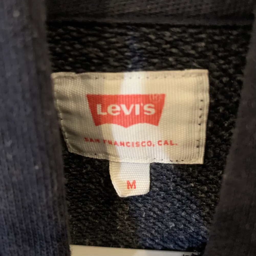 Skön Levis hoodie storlek M. Något år gammalt men inga märken eller fläckar😁. Hoodies.