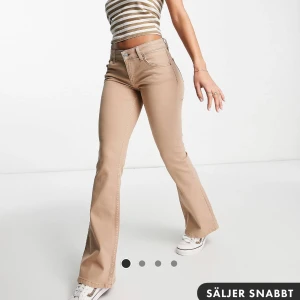 Lågmidjade jeans - Lågmidja jeans utsvängda köptes från ASOS. För små för mig. Storlek W25 L32