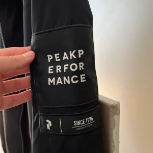 PEAKPERFORMENCE - Det är egentligen en herrmodell men funkar lika bra för oss kvinnor! Jackan är fr. Peakperformence, är i fint skick och Strl. S 💕