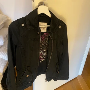 225 - Säljer min korta svarta kappa från esprit då den ej kommer till användning