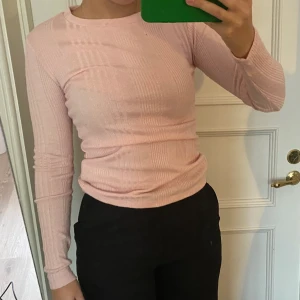 Stickad tröja rosa - En tunn stickad tröja från bik bok i storlek S  Köparen står för frakt  Kan mötas upp runt Uddevalla 
