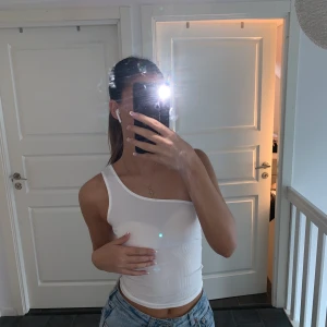 Topp - Säljer min fina topp som jag aldrig använt. Strl xs, pris 90kr💓