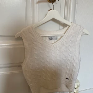 mini sweater vest  - sååå söt mini sweater vest från hollister 💗jättefin både med och utan undertröja, så användbar under alla säsonger! Använd fåtal gånger och i fint skick